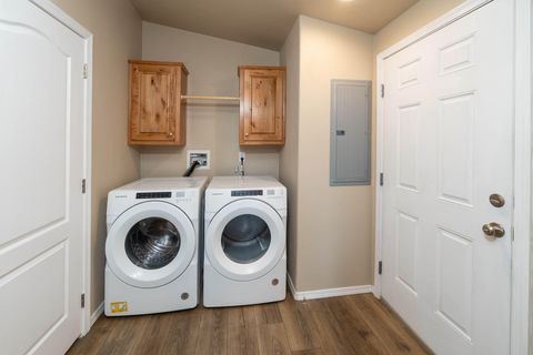 Tiny photo for 472 SE 7th Street, Madras, OR 97741 (MLS # 220220686)