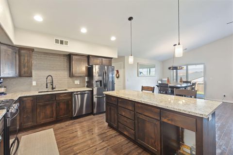 Tiny photo for 110 Linton Way, Eagle Point, OR 97524 (MLS # 220214075)