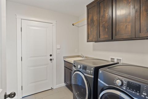 Tiny photo for 110 Linton Way, Eagle Point, OR 97524 (MLS # 220214075)