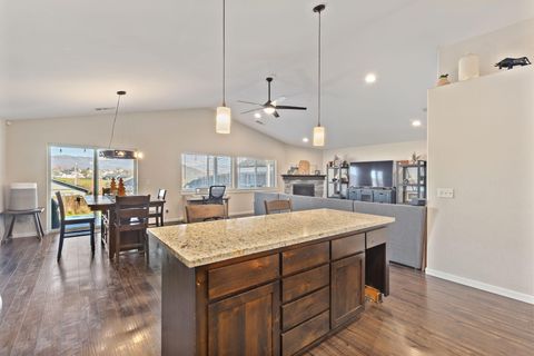 Tiny photo for 110 Linton Way, Eagle Point, OR 97524 (MLS # 220214075)