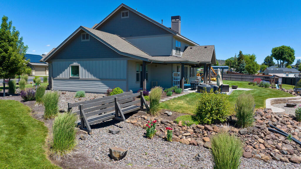 344 NW Saddle Ridge Loop