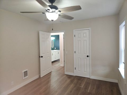 Tiny photo for 2215 Eberlein Avenue, Klamath Falls, OR 97601 (MLS # 220213416)