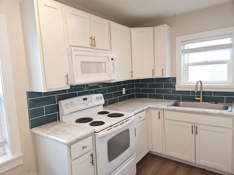 Tiny photo for 2215 Eberlein Avenue, Klamath Falls, OR 97601 (MLS # 220213416)