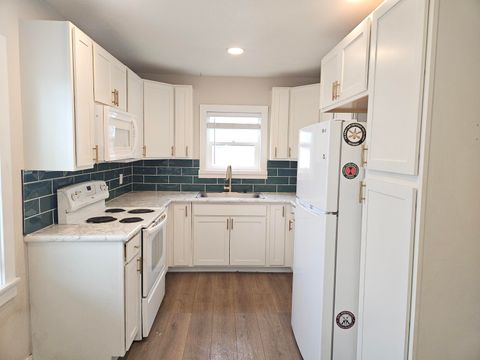 Tiny photo for 2215 Eberlein Avenue, Klamath Falls, OR 97601 (MLS # 220213416)