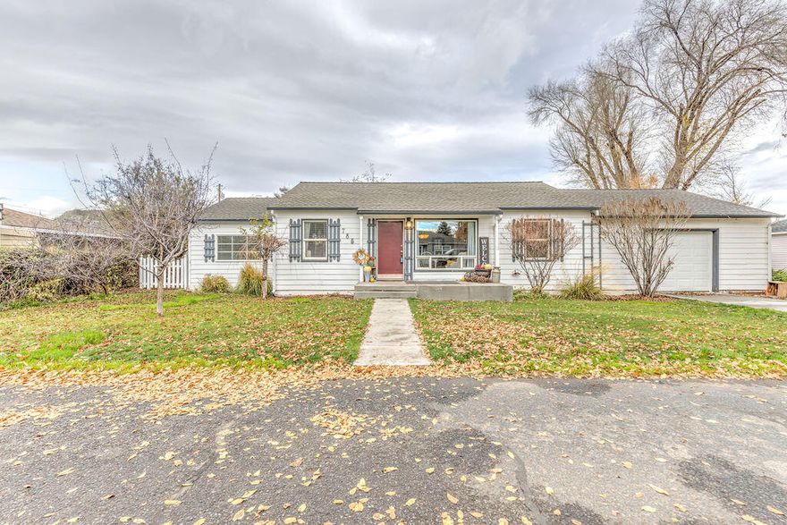 1950's vintage home with tons of character in the heart of Prineville!  3 bedroom, 1 bathroom, 1200 sqft with a fenced backyard to entertain.  This would make a perfect landing place to call home.  Tasteful color choices, updated flooring, quaint and ready for it's new owners! Bring your ideas, this floorplan has a lot to offer!  Step down into the cozy den for an extra living space. Bedrooms offer built- in bookshelves, this house is super cute and must see to appreciate.