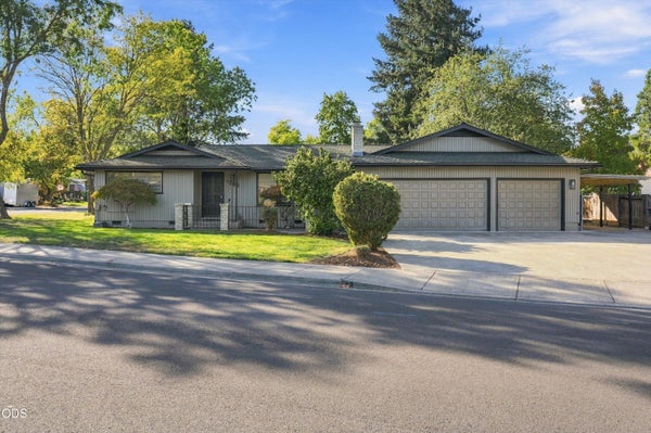 1282 S OAKDALE AVE, MEDFORD, OR 97501 - Image d9bbcca47634c7a2fb3dbf5b023d2d42/1615964627
