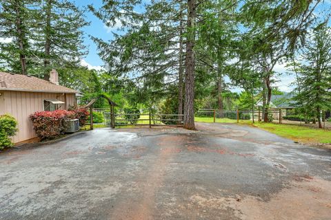 Tiny photo for 185 October Lane, Merlin, OR 97532 (MLS # 220219929)