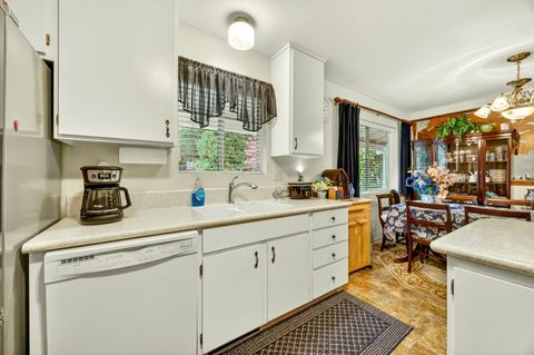 Tiny photo for 185 October Lane, Merlin, OR 97532 (MLS # 220219929)