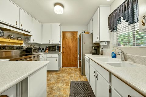 Tiny photo for 185 October Lane, Merlin, OR 97532 (MLS # 220219929)