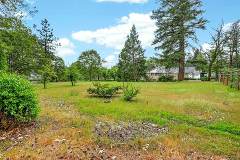 Tiny photo for 185 October Lane, Merlin, OR 97532 (MLS # 220219929)