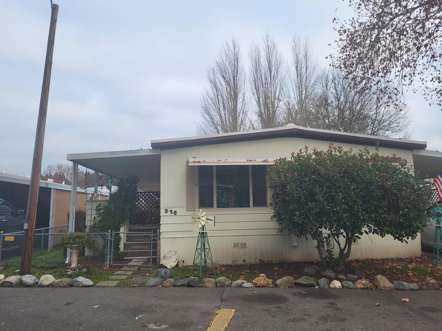 1248 sq ft, 2bd, 2ba, 1978 dbl-wd, senior park along the Rogue River in Grants Pass, Or.  Needs tlc.  Make offer.