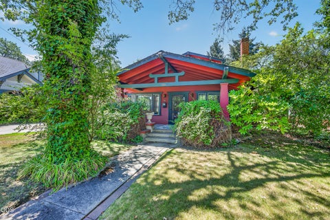 Photo of 522 S Oakdale Avenue, Medford, OR 97501 (MLS # 220226311)