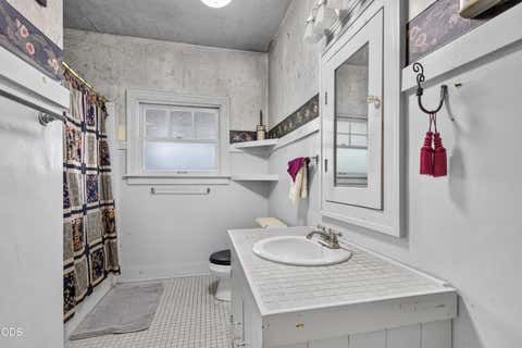 Tiny photo for 522 S Oakdale Avenue, Medford, OR 97501 (MLS # 220226311)