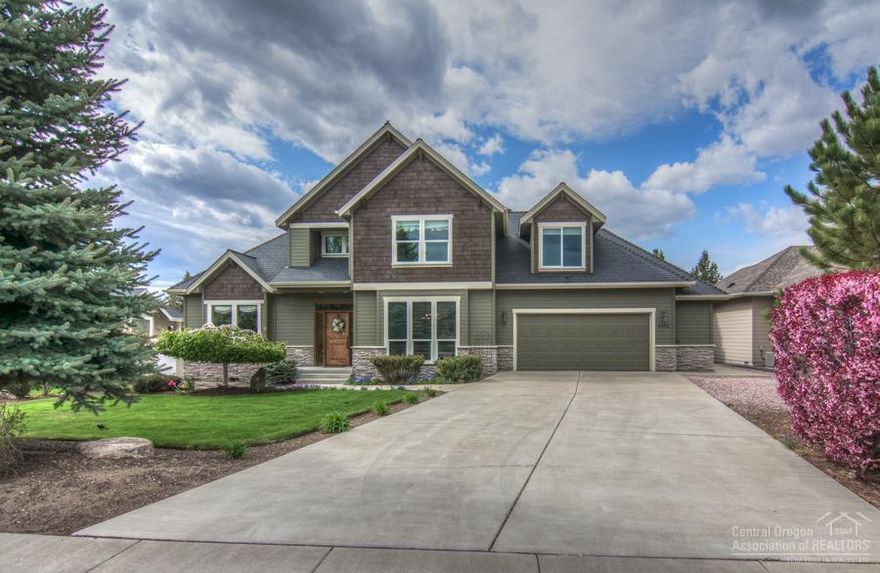 Stunning home at The Greens in Redmond golf course located on the 14th hole. Absolutely engaging views out back with 17 foot wall of windows. It's your own dream oasis! Master on main. Three bed, 2.5 bath, den/office, bonus room & dining room. Master and 2nd BR have custom built closets. Immaculate kitchen with granite and SS appliances. Neutral paint with accent walls. Solid alder doors, rustic hickory cabinets. Instant hot water, central vac. Must see to appreciate!