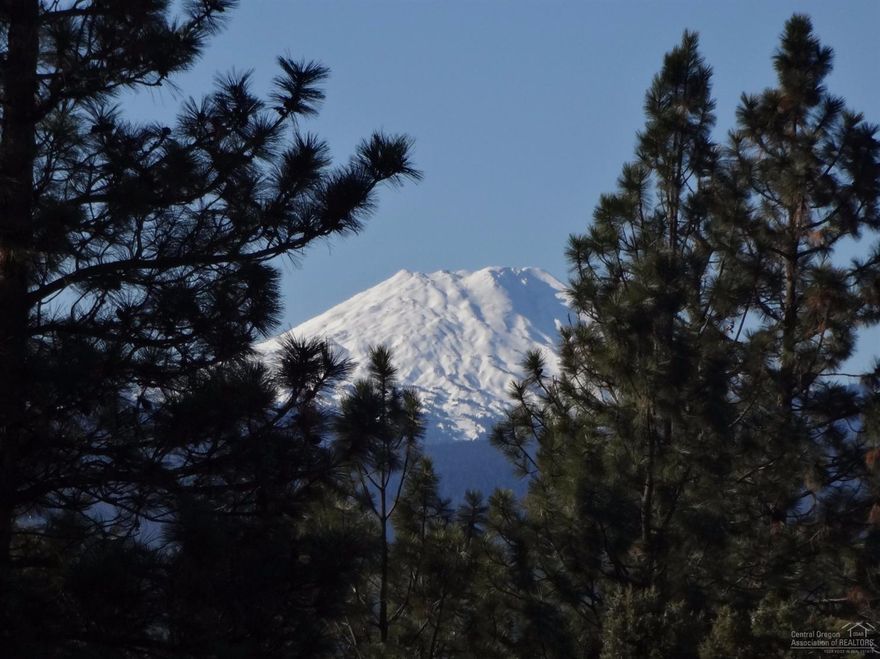 Great westside location on Golden Butte with amazing Cascade mountain views! Main level features kitchen w/ great natural light, dining area, living room, river rock gas fireplace, built in bookshelves, built in desk, large back deck & pergola making the perfect setting for taking in the mountain views. Master suite features shower & large jetted tub, dual vanity, walk in closet & more great cascade mountain views. Downstairs features two spare bedrooms, full bath and a large bonus room.