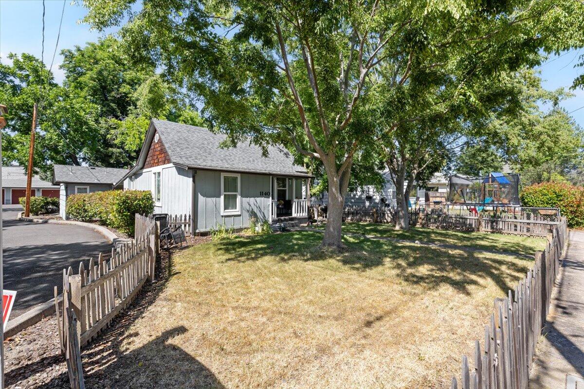 1140 W 8th Street