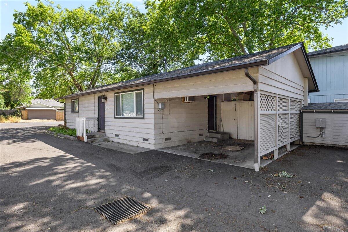 1140 W 8th Street