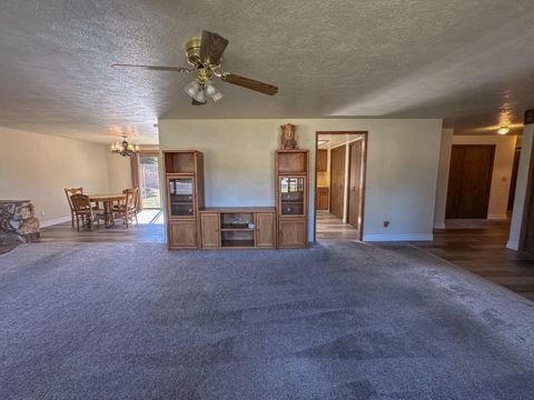 Tiny photo for 7026 Sierra Place, Klamath Falls, OR 97603 (MLS # 220211040)