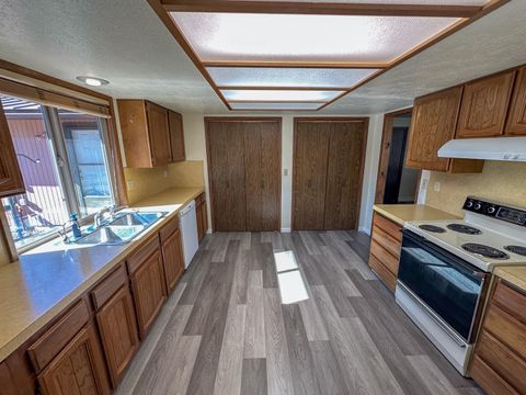 Tiny photo for 7026 Sierra Place, Klamath Falls, OR 97603 (MLS # 220211040)