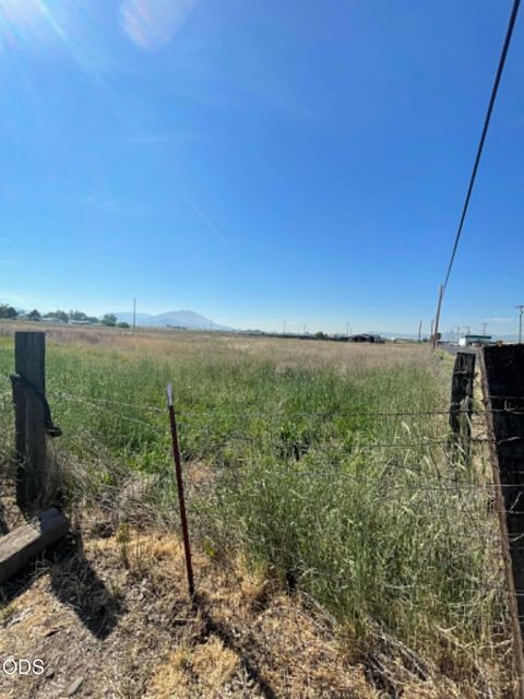 Tiny photo for 0 Summers Lane, Klamath Falls, OR 97603 (MLS # 220225816)