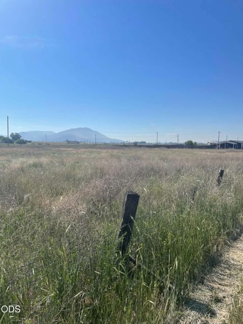 Photo of 0 Summers Lane, Klamath Falls, OR 97603 (MLS # 220225816)