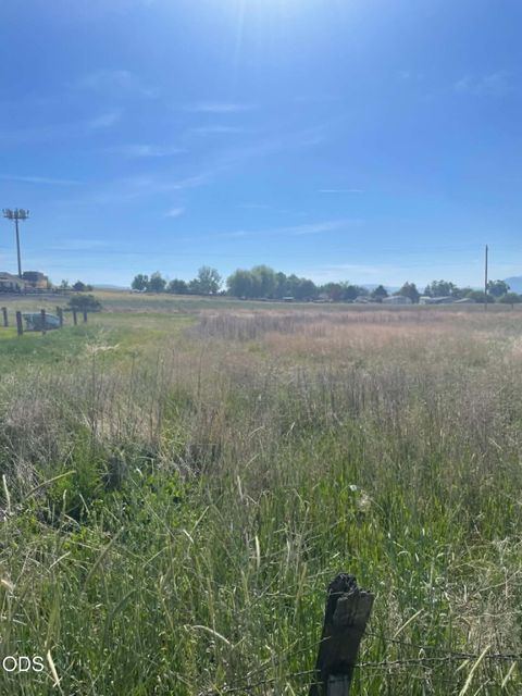 Tiny photo for 0 Summers Lane, Klamath Falls, OR 97603 (MLS # 220225816)