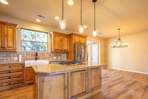 Tiny photo for 10323 Merlin Way, Klamath Falls, OR 97601 (MLS # 220211886)