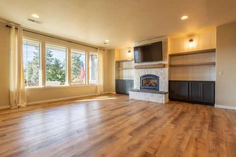 Tiny photo for 10323 Merlin Way, Klamath Falls, OR 97601 (MLS # 220211886)