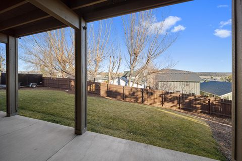 Tiny photo for 2662 NE Meadowcrest Drive, Prineville, OR 97754 (MLS # 220213850)