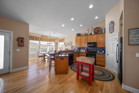Tiny photo for 2662 NE Meadowcrest Drive, Prineville, OR 97754 (MLS # 220213850)
