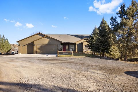 Photo of 2662 NE Meadowcrest Drive, Prineville, OR 97754 (MLS # 220213850)