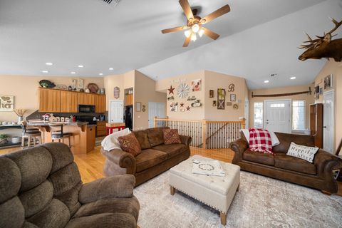 Tiny photo for 2662 NE Meadowcrest Drive, Prineville, OR 97754 (MLS # 220213850)