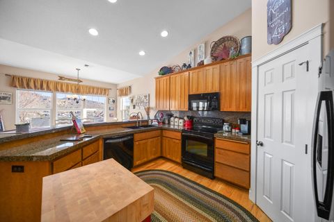 Tiny photo for 2662 NE Meadowcrest Drive, Prineville, OR 97754 (MLS # 220213850)