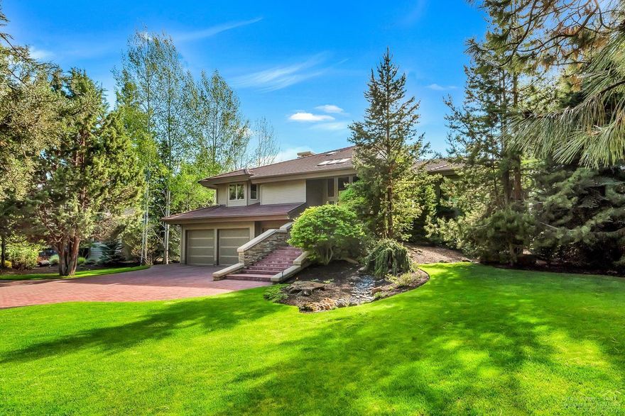 Premium Broken Top location in Bend, Oregon, with panoramic view of the 4th green & signature water feature. Savor the unobstructed view of Mt. Bachelor! This completely remodeled turn-key home is light & bright with the privacy of a park setting. Desired master on the main with spa bath & two walk-in closets. Den/office with golf course views. Open floor plan & chef's kitchen that includes high-end stainless appliances & 10' Quartzite island. Downstairs features two en-suite bedrooms, dream utility space, bonus room, craft room & extensive storage. Amazing views throughout!