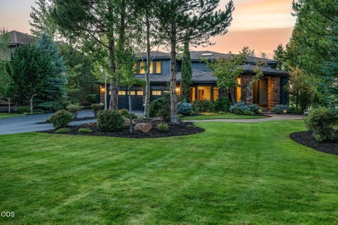 Photo of 19275 Green Lakes Loop, Bend, OR 97702 (MLS # 220228288)