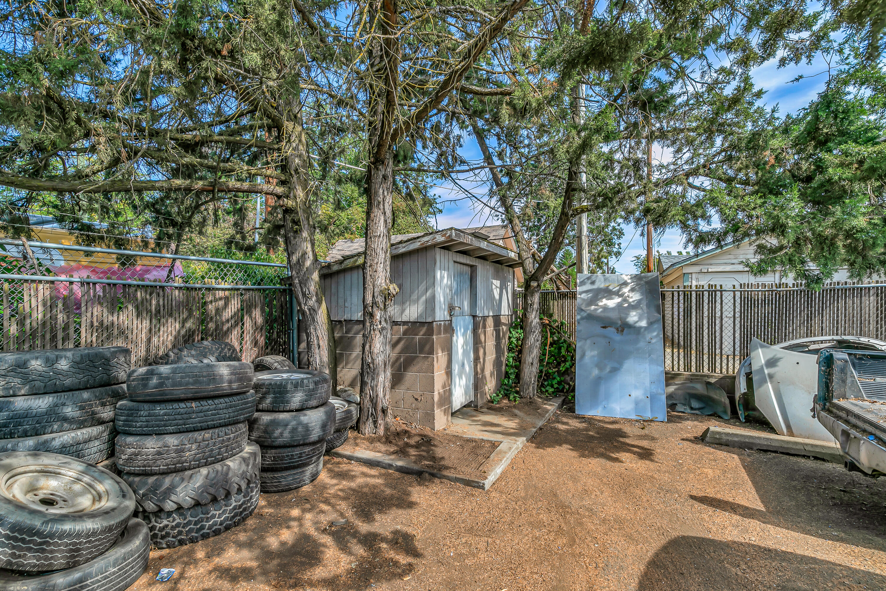 Main image without alt text