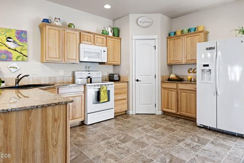 Tiny photo for 1453 NW 20th Court, Redmond, OR 97756 (MLS # 220223773)