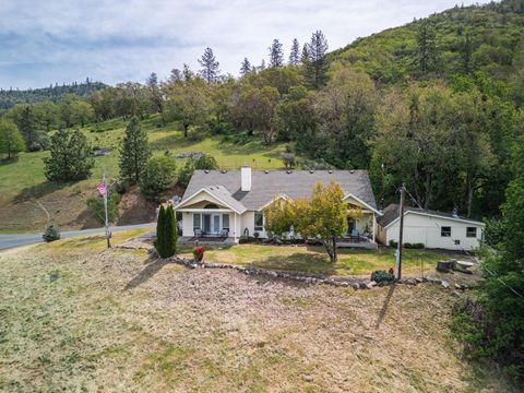 Photo of 304 Wards Creek Road, Rogue River, OR 97537 (MLS # 220220256)