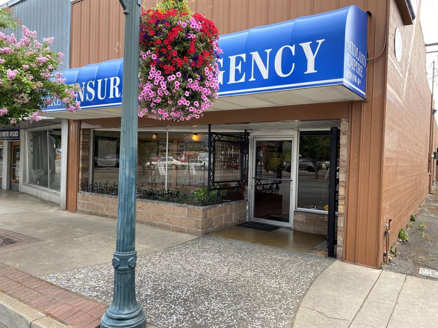 Well established prime office space on high traffic count 6th Street going through downtown Grants Pass.   Current lease is an established insurance business, but could be utilized for any number of business uses.  Multiple individual offices, conference rooms, kitchen area, two bathrooms, and great professional feel.  On street parking.  Approx 7.5% cap rate. 
 All information is deemed reliable but not verified; anyone considering purchasing this property should perform their own investigation into the uses and condition of the property.