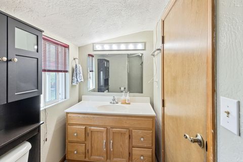 Tiny photo for 547 Oakdale Drive, Medford, OR 97501 (MLS # 220219868)