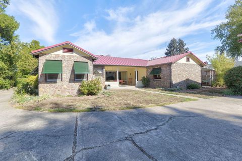 Tiny photo for 547 Oakdale Drive, Medford, OR 97501 (MLS # 220219868)