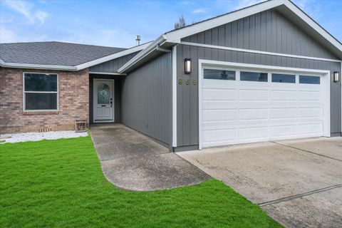 Photo of 959 Westrop Drive, Central Point, OR 97502 (MLS # 220212561)