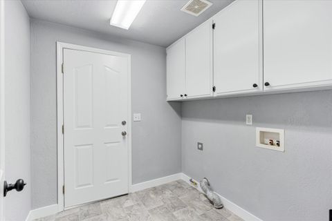 Tiny photo for 959 Westrop Drive, Central Point, OR 97502 (MLS # 220212561)