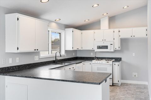 Tiny photo for 959 Westrop Drive, Central Point, OR 97502 (MLS # 220212561)