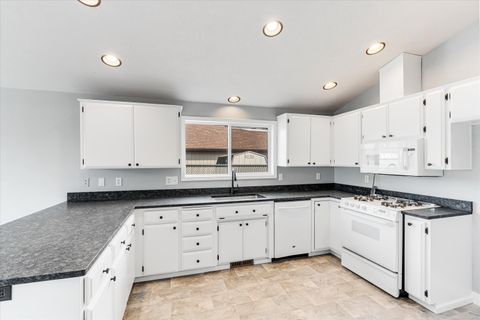 Tiny photo for 959 Westrop Drive, Central Point, OR 97502 (MLS # 220212561)