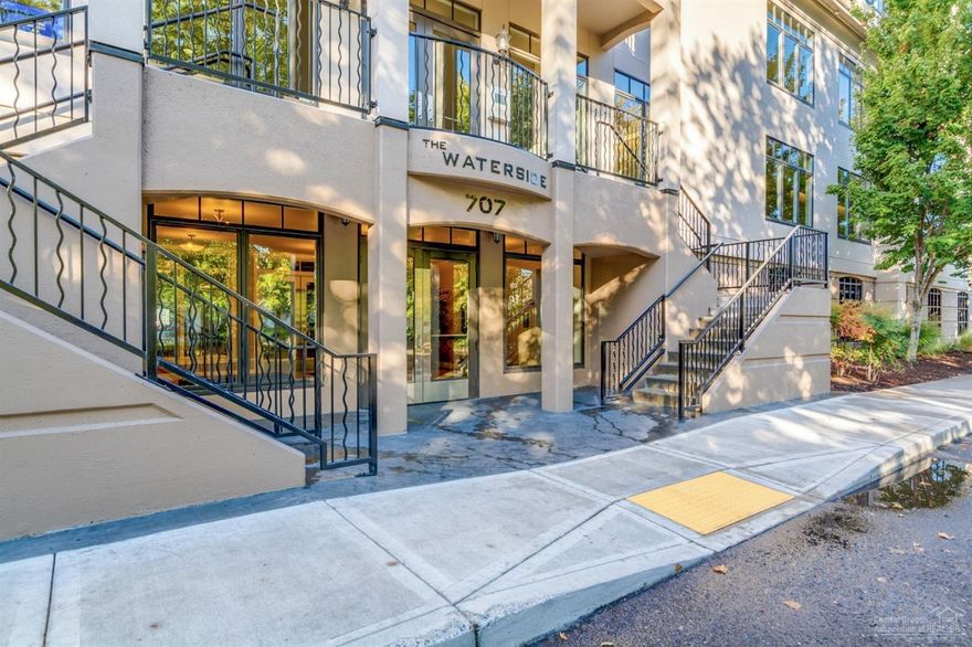 You'll Love the Views of the River from Anywhere in the Home! Enter to soaring ceilings & hardwood flooring in the foyer. Spacious living room is well-lit w natural light & features gas fireplace. Dining gives access to balcony. Lovely kitchen boasts granite counters, gas cooktop, & built-in convection oven. Huge walk-in closet, jetted tub & beautiful walk-in shower in master suite. Spacious spare bed & flex room. Stunning river views from balcony!Click Vtour link for 3D walk through & more.<br>