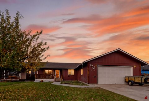 Photo of 631 NE Mariposa Avenue, Prineville, OR 97754 (MLS # 220211643)