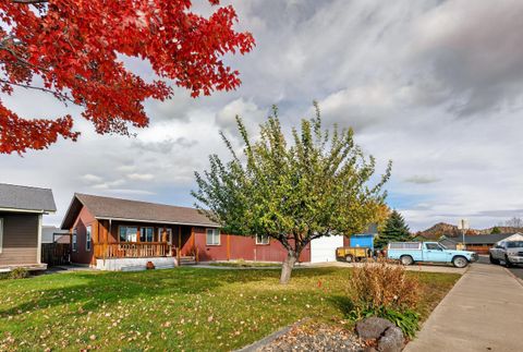 Tiny photo for 631 NE Mariposa Avenue, Prineville, OR 97754 (MLS # 220211643)