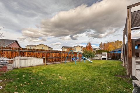 Tiny photo for 631 NE Mariposa Avenue, Prineville, OR 97754 (MLS # 220211643)