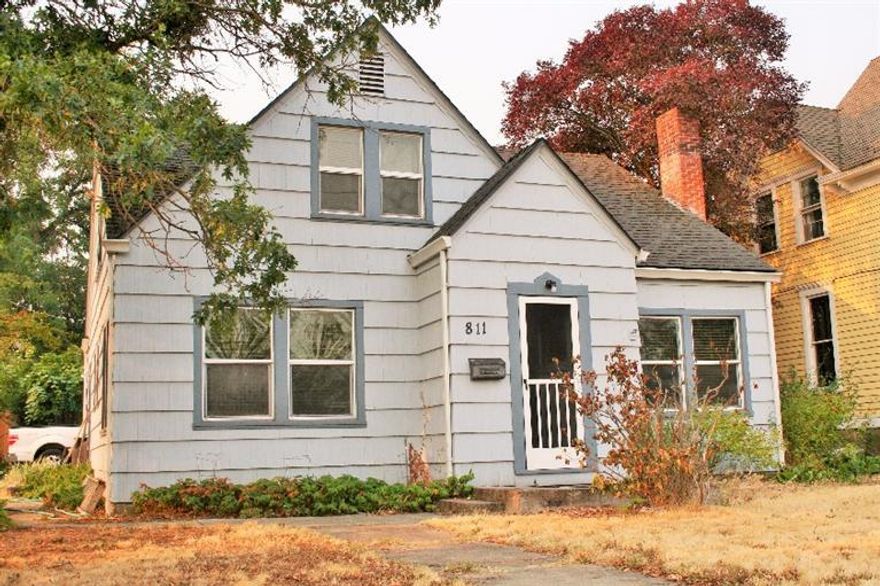 Investors take a look at this house for $100,000. 4bd/ 1ba in a 2024 sq ft house built in 1930. Single Family on a Commercial zoned lot. Tons of potential, bring your contractor. Lots of upgrades: Roof less than 10 years old, Newly painted outside, New vinyl windows, 2007 Gas Furnace, Water heater